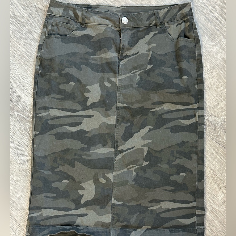 Like new! Be-Girl camo pencil skirt!